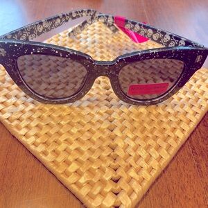 Betsey Johnson Sunglasses Houndstooth Skull Crossbones  Black White. Free case.